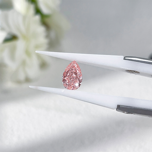 Diamant cultivé en laboratoire rose vif taille poire avec certificat IGI