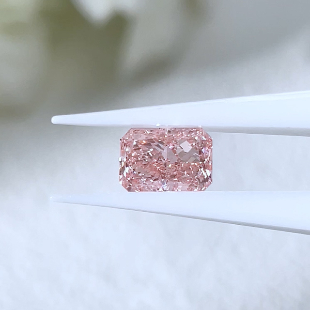 Diamant rose vif taille radiant VS diamant cultivé en laboratoire avec IGI