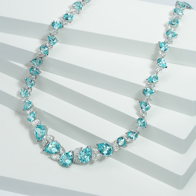 Collier de diamants de luxe en or blanc 14 carats, saphir Paraiba et moissanite cultivés en laboratoire, taille poire