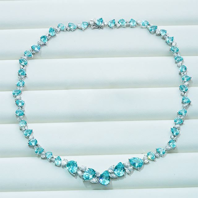 Collier de diamants de luxe en or blanc 14 carats, saphir Paraiba et moissanite cultivés en laboratoire, taille poire