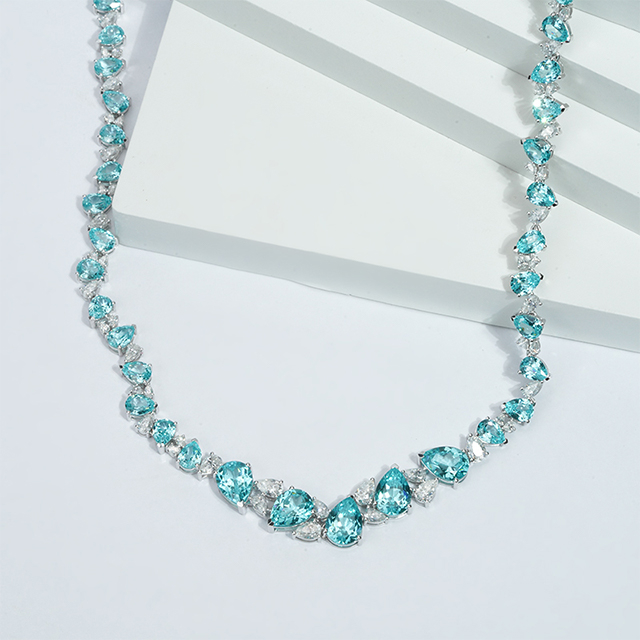 Collier de diamants de luxe en or blanc 14 carats, saphir Paraiba et moissanite cultivés en laboratoire, taille poire