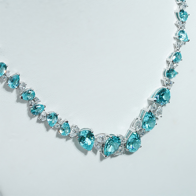 Collier de diamants de luxe en or blanc 14 carats, saphir Paraiba et moissanite cultivés en laboratoire, taille poire